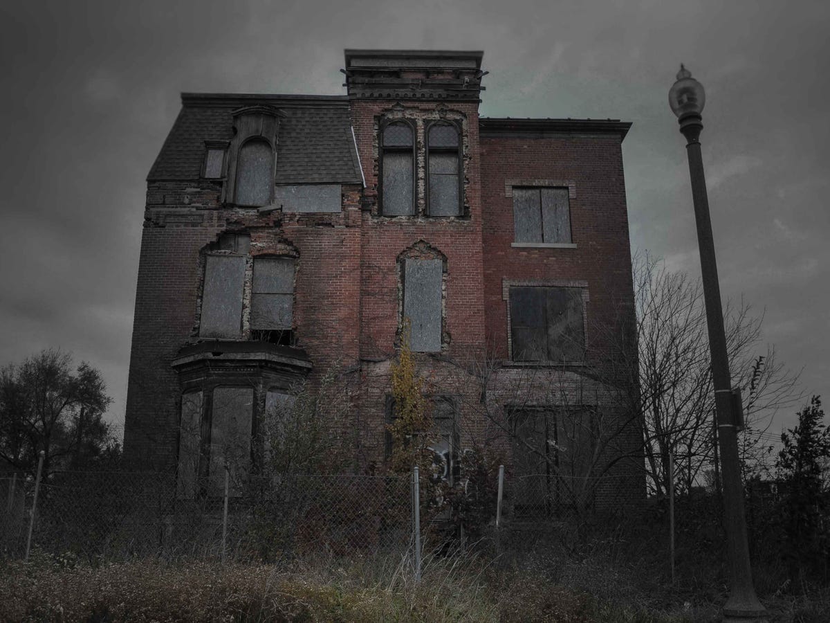 the-haught-mansion-in-brush-park-michigan-was-an-upscale-brothel-in-its-heyday-in-the-1940s-years-after-it-closed-a-number-of-dead-bodies-were-found-in-the-basement-marked-with-perfectly-round-circles-on-their-torsos-and-chests.jpg
